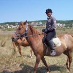 На коне Галиа на фоне болгарского ландшафта